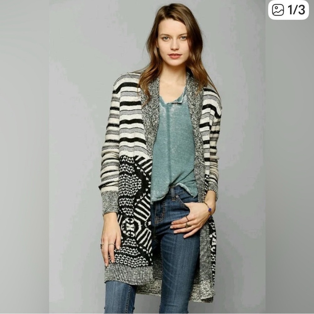 Ecote Urban Outfitters Cardigan Black Gray Ivory Aztec Boho Pattern Sz Medium - Picture 3 of 5